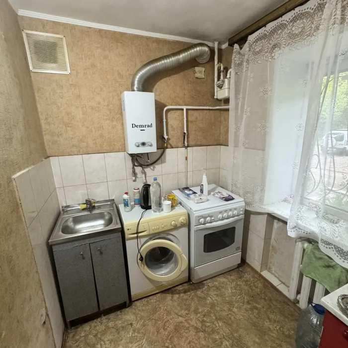 Продам 3-х комнатную квартиру в г. Луганске (кв-л. Луганский), район квартала Щербакова.