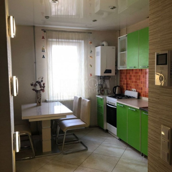 Продам 4-х комн квартиру с АО в г. Луганск, кв. Заречный