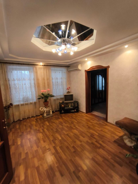 Дом,в центре, район 11 поликлиники!
