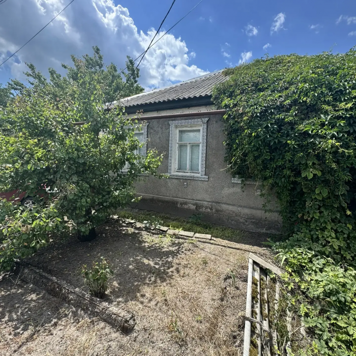 Продается дом с флигелем в центре Станицы Луганской, площадь дома 43 м. кв.