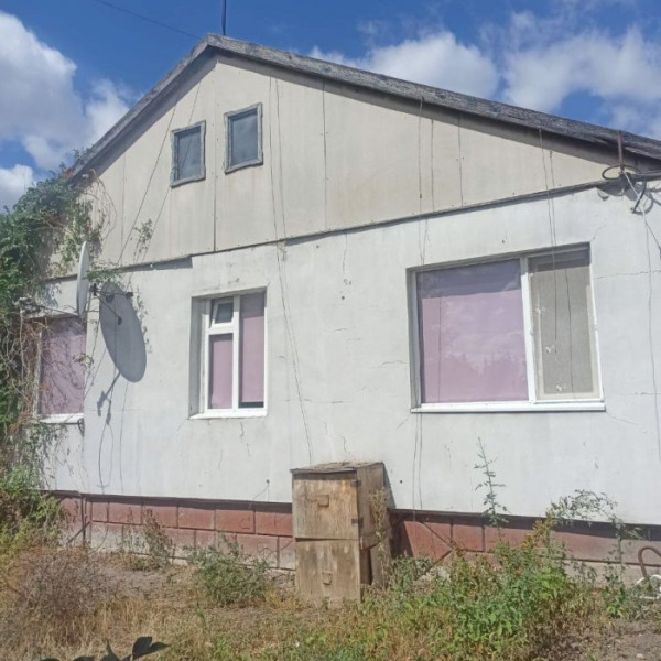 Продам дом в с. Роскошное общ. 100 кв. м . на участке 15 соток приват.
