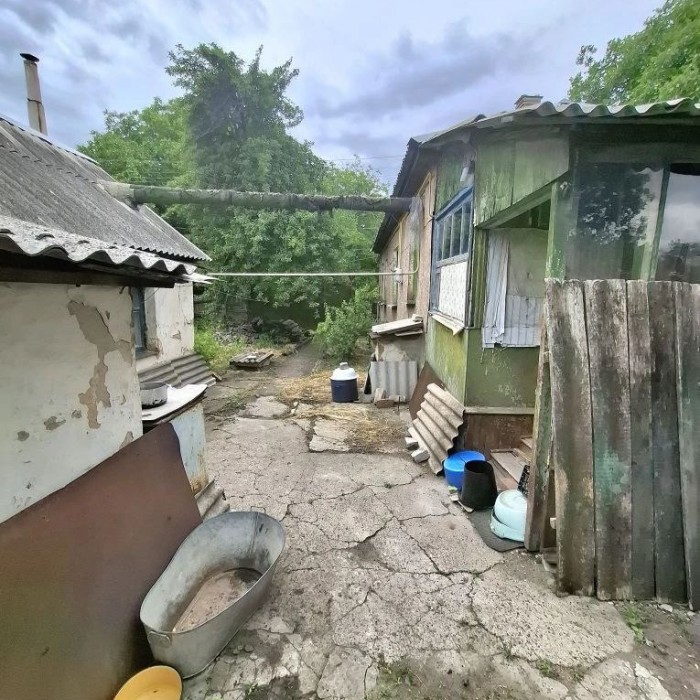 Фото Продам дом и флигель 2-й аэродромный проезд (р-н чёрного кота) г. Луганск.