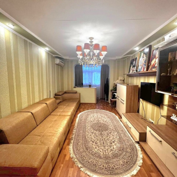 Продам 4-х комн квартиру на кв. Мирный