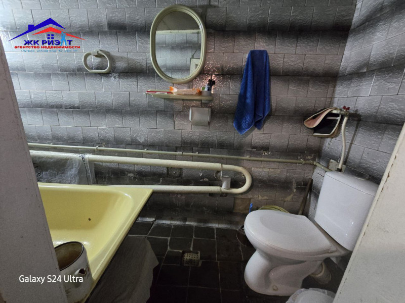 Фото Два домостроения в г. Луганске на смежных участках