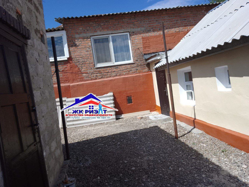 Фото Два домостроения в г. Луганске на смежных участках