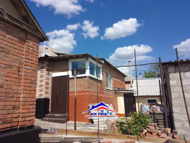 Фото Два домостроения в г. Луганске на смежных участках