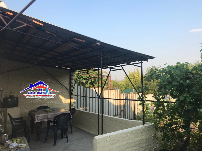 Фото Два домостроения в г. Луганске на смежных участках