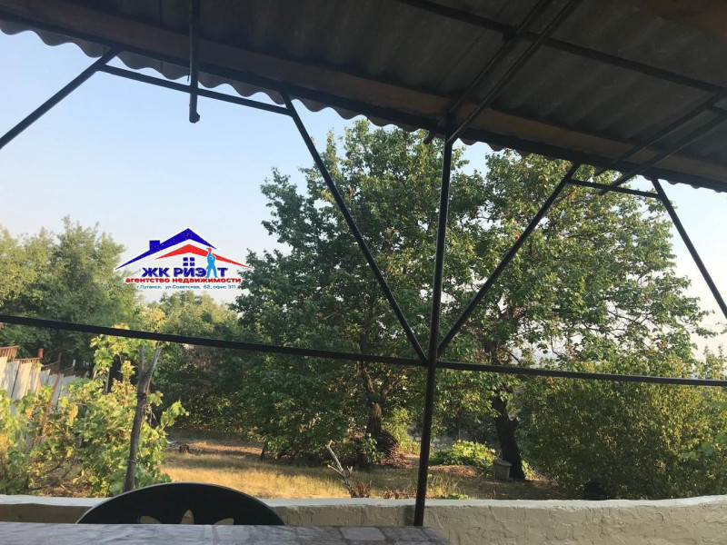 Фото Два домостроения в г. Луганске на смежных участках