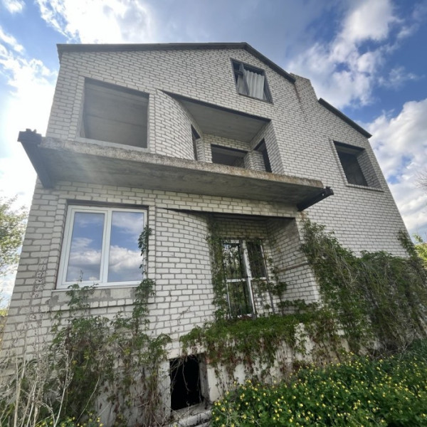 Продам 2- х этажный дом 1992г. постройки, пгт. Новосветловка, ул. Зинченко (р- н Покровского храма