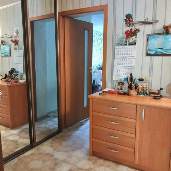 Продаётся 2-комнатная квартира по ул. Звейнека (р-н таксопарка), г. Луганск