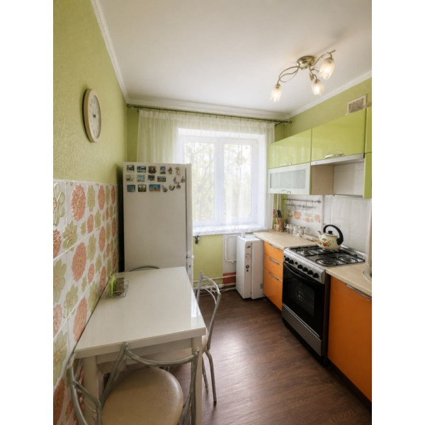 4-комн. квартира, кв-л 50-летия Октября 38