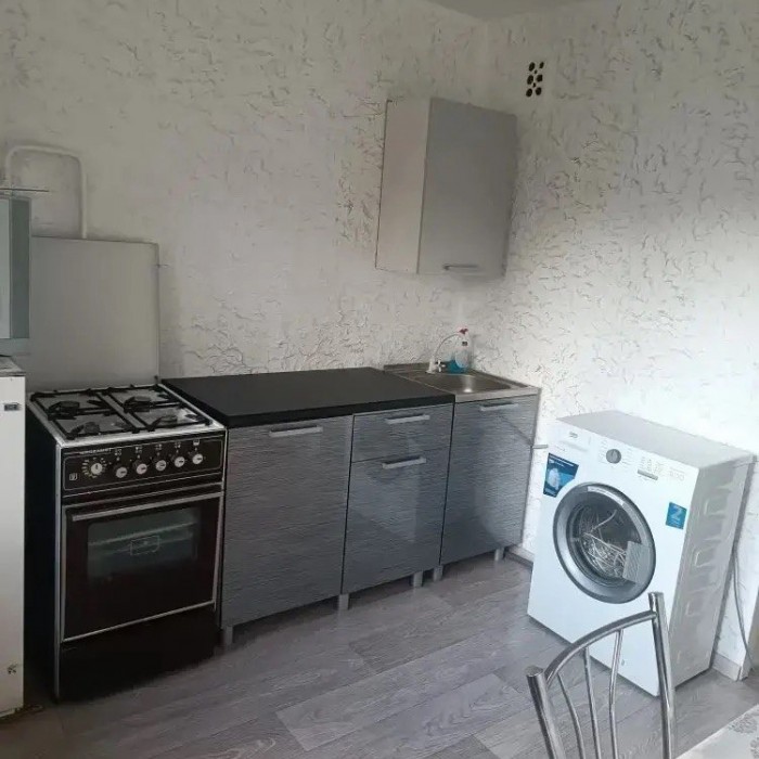 Фото Продам 2- к. квартиру (улучшенку) 55 кв. м. , Луганск пгт. Юбилейное (р- н СМ Базар).
