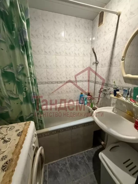 Фото 2-комнатная 52,6м2  5/9эт ? Луганск, район Городок ОР (дом напротив МВД, улица Крапивницкого)  Кухн - Объект №526