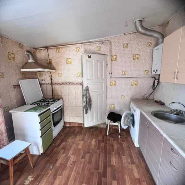 Продам 5-ти комнатный дом р-н магазина за рулем