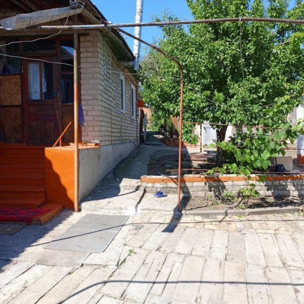 Продаётся два добротных строения ( дом и флигель) в Жовтевом районе г. Луганска