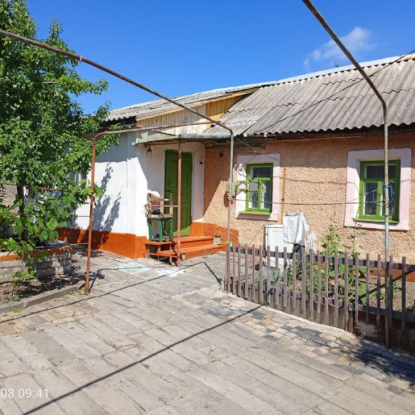 Фото Продаётся два добротных строения ( дом и флигель) в Жовтевом районе г. Луганска