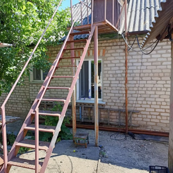 Фото Продаётся два добротных строения ( дом и флигель) в Жовтевом районе г. Луганска