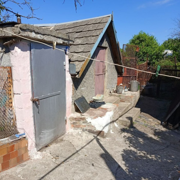 Фото Продаётся два добротных строения ( дом и флигель) в Жовтевом районе г. Луганска