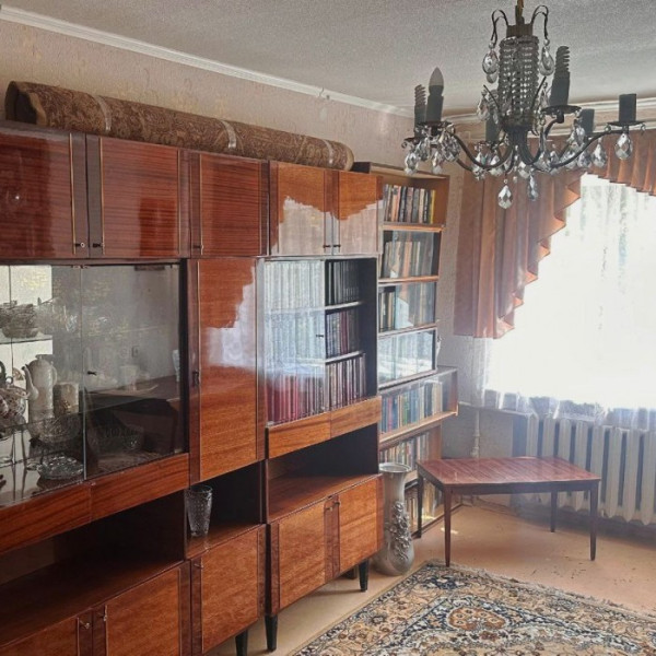 Продам 2-х комнатную квартиру на кв. 50 лет Обороны Луганска ( Медуниверситет) 5/5 эт