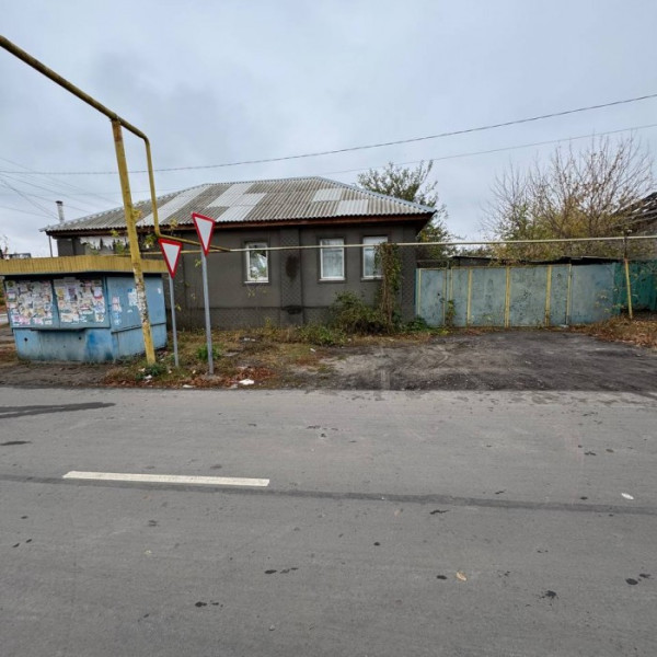 Продаётся дом в центре Станицы Луганской