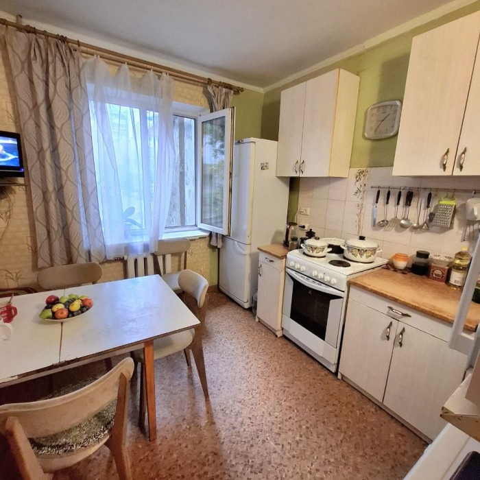 Фото Продам 4-х комн квартиру в центре Луганска. Ул. Фрунзе, (р-н краеведческого музея, банка ВТБ).