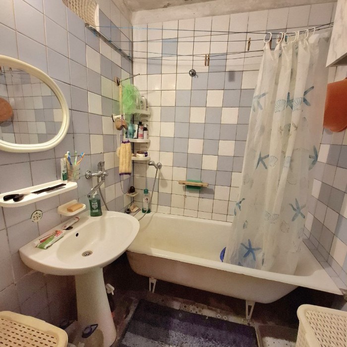 Фото Продам 4-х комн квартиру в центре Луганска. Ул. Фрунзе, (р-н краеведческого музея, банка ВТБ).