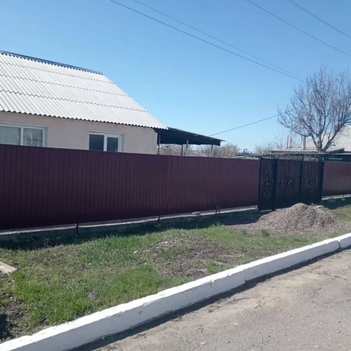 Продам капитальный дом в в пгт. Новосветловка (15 км до центра Луганска).