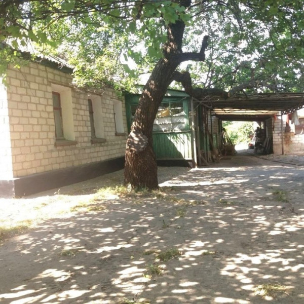 Продам дом по ул. Ростовская (городок ОР, р-н станции скорой помощи). г. Луганск