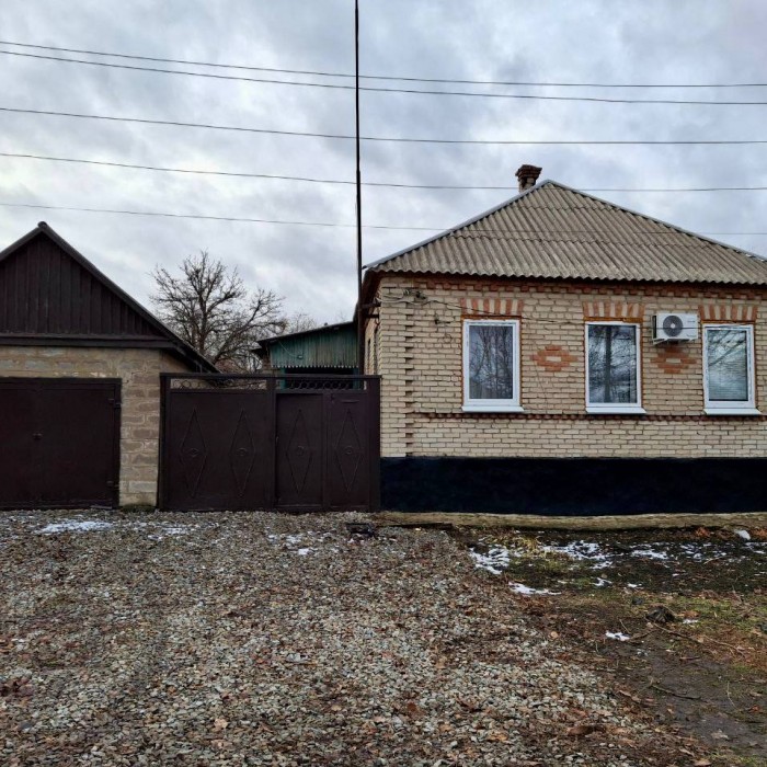Продам кирпичный дом в Красном Яру