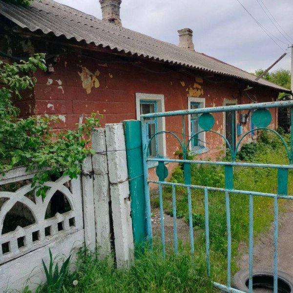 Продам большой дом на два входа ул Кирова, район старого ж/д вокзала. Общая площадь 81,6 кв. м