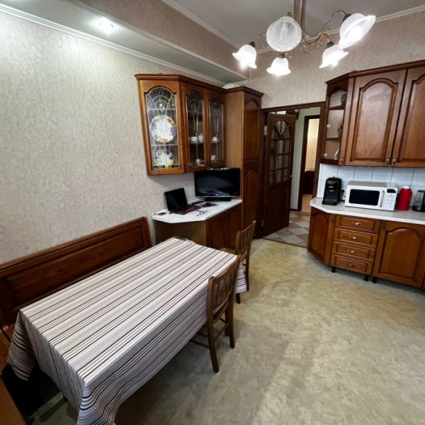 Фото Продам 3- к квартиру, в самом центре Луганска пл. Героев ВОВ (в доме ПСБ банк).