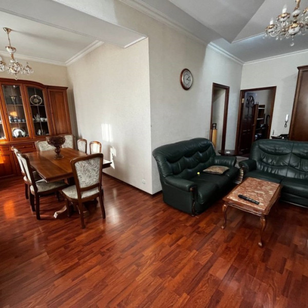 Продам 3- к квартиру, в самом центре Луганска пл. Героев ВОВ (в доме ПСБ банк).