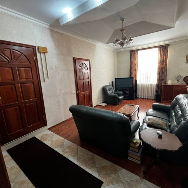 Фото Продам 3- к квартиру, в самом центре Луганска пл. Героев ВОВ (в доме ПСБ банк).