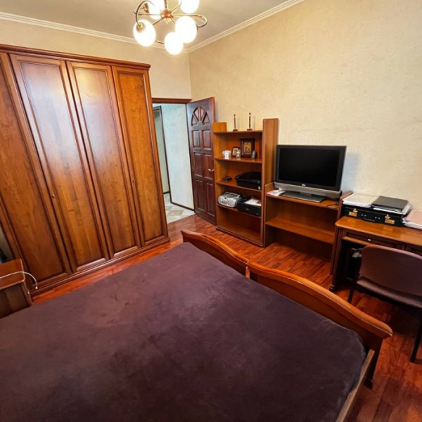 Фото Продам 3- к квартиру, в самом центре Луганска пл. Героев ВОВ (в доме ПСБ банк).