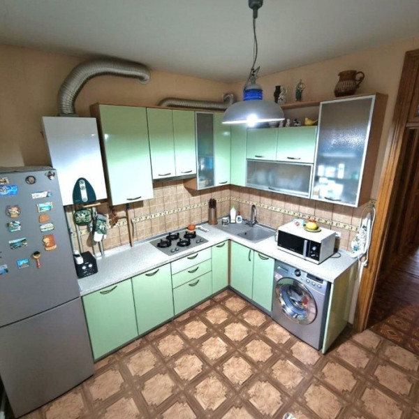 Продаётся двухкомнатная СТАЛИНКА в историческом центре г Луганска по ул. Карла Либкнехта с АВТОНОМНЫМ ОТОПЛЕНИЕМ.