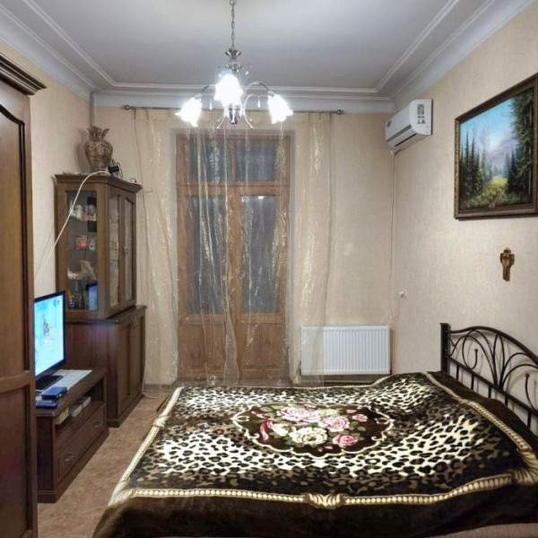 Фото Продаётся двухкомнатная СТАЛИНКА в историческом центре г Луганска по ул. Карла Либкнехта с АВТОНОМНЫМ ОТОПЛЕНИЕМ.