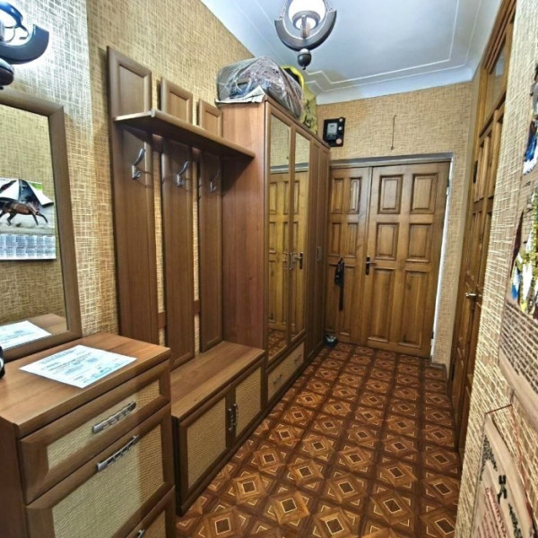 Фото Продаётся двухкомнатная СТАЛИНКА в историческом центре г Луганска по ул. Карла Либкнехта с АВТОНОМНЫМ ОТОПЛЕНИЕМ.