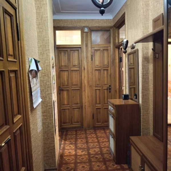 Фото Продаётся двухкомнатная СТАЛИНКА в историческом центре г Луганска по ул. Карла Либкнехта с АВТОНОМНЫМ ОТОПЛЕНИЕМ.