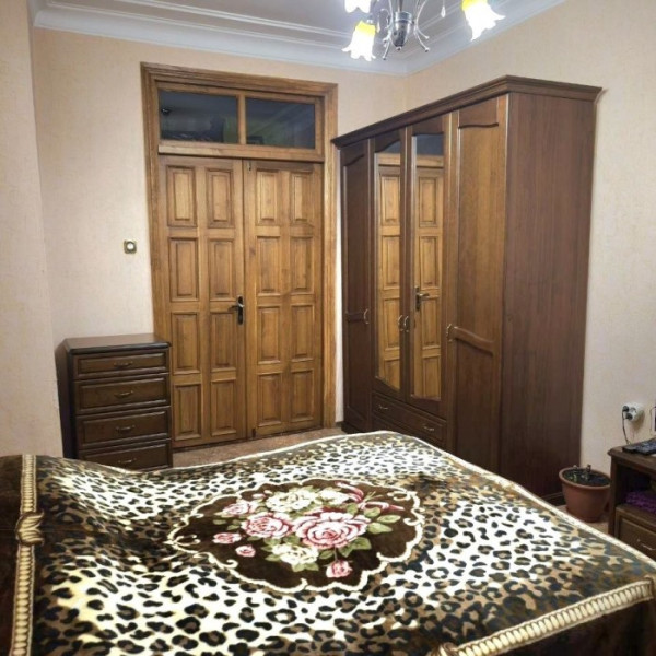 Фото Продаётся двухкомнатная СТАЛИНКА в историческом центре г Луганска по ул. Карла Либкнехта с АВТОНОМНЫМ ОТОПЛЕНИЕМ.