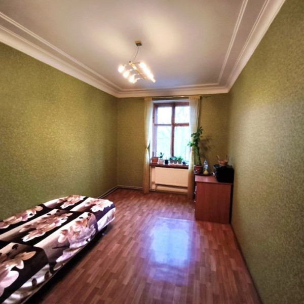 Фото Продаётся двухкомнатная СТАЛИНКА в историческом центре г Луганска по ул. Карла Либкнехта с АВТОНОМНЫМ ОТОПЛЕНИЕМ.