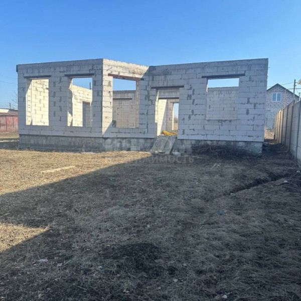 Продам участок с коробкой на Вольном