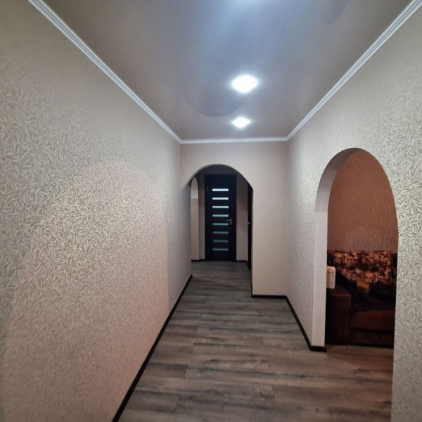 Продам 3-х комнатную квартиру на кв. Дзержинского 1/9 эт