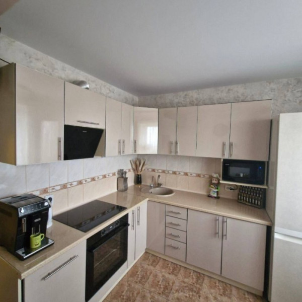 Продам 3к кв. Комарова с А.О.