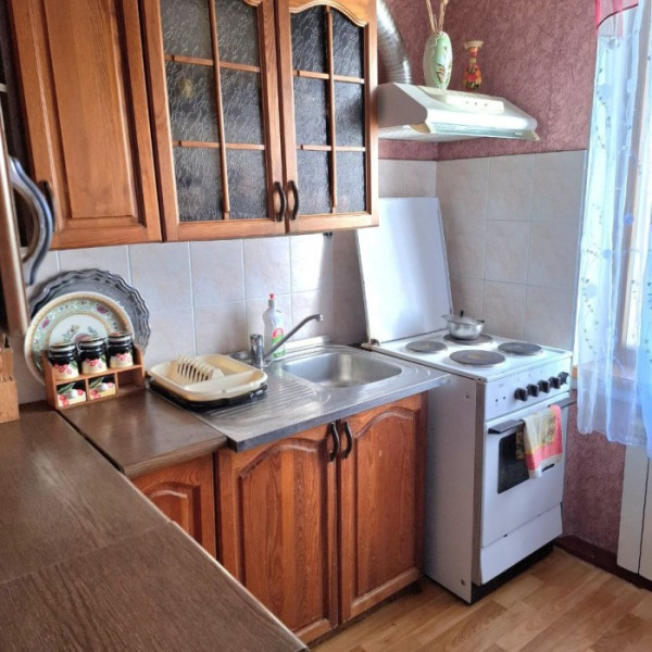 Фото Продам 2-ком квартиру в Луганске, Жовтневый р-н. Улица Брестская, 3 ( рядом школа 50 )