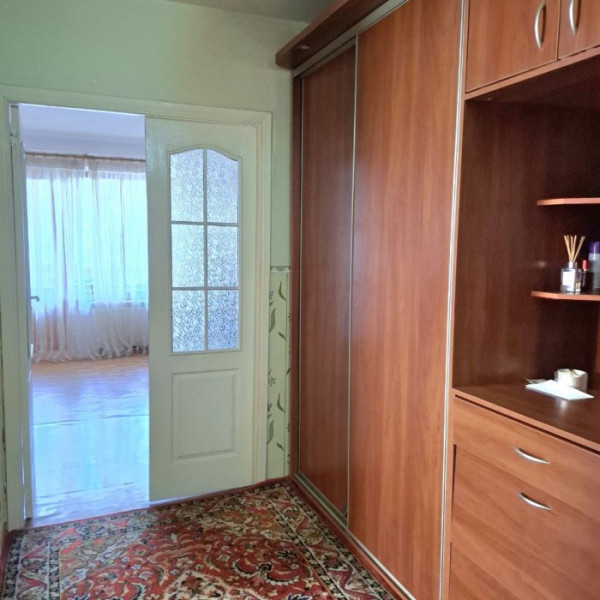 Фото Продам 2-ком квартиру в Луганске, Жовтневый р-н. Улица Брестская, 3 ( рядом школа 50 )