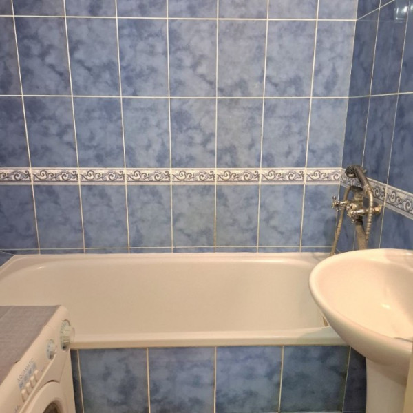 Фото Продам 2-ком квартиру в Луганске, Жовтневый р-н. Улица Брестская, 3 ( рядом школа 50 )