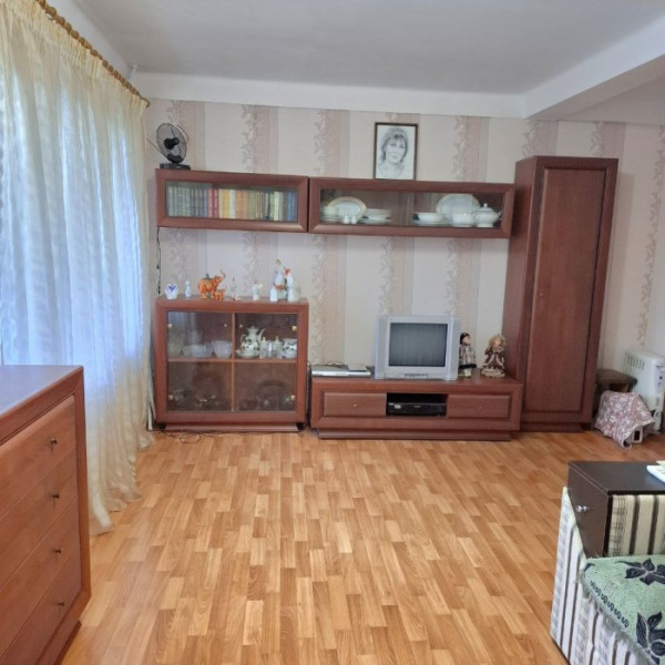 Фото Продам 2-ком квартиру в Луганске, Жовтневый р-н. Улица Брестская, 3 ( рядом школа 50 )