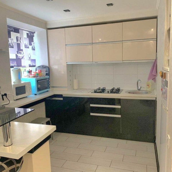 Фото Продам 2-ком квартиру в самом центре города Луганска, Улица Демехина (окна выходят на обл.администрацию)