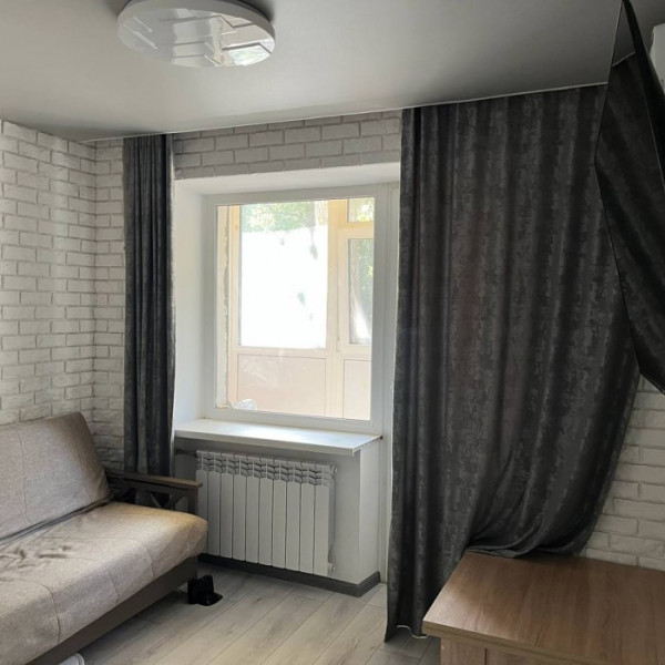 Продам 2х -комнатную квартиру кв. 50 лет Обороны 2/5 эт