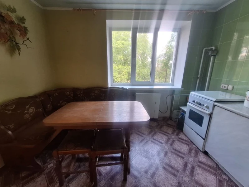 Продаётся 3-комнатная квартира в городе Стаханов (2/5 Каменка), ул. Шоссейная, д. 18.